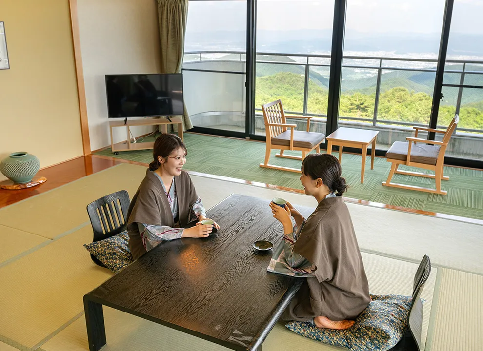 お部屋での時間を楽しむ女性