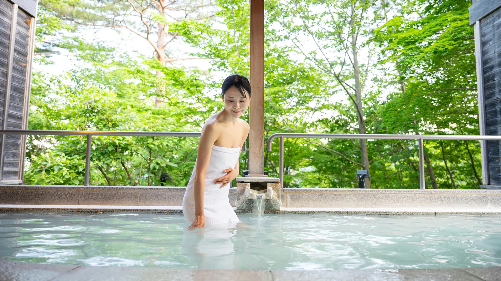 温泉を楽しむ女性